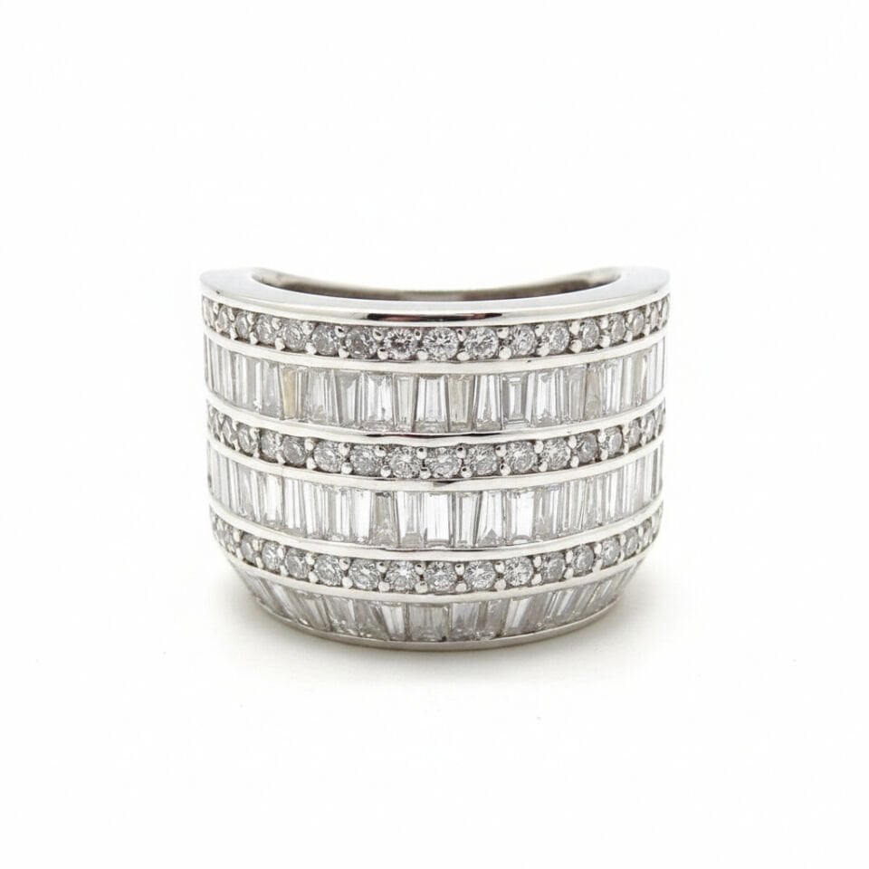 Luxury Statement Koleksiyonu: Beş Sıra Baget ve Yuvarlak Pırlanta Dizimli Görkemli Yüzük   -   PY0002710