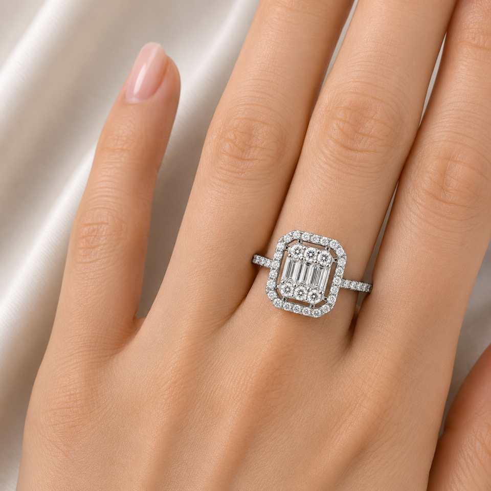 Emerald ve Baget Pırlanta Çerçeveli Modern Tasarım Yüzük.   -   PY0002718