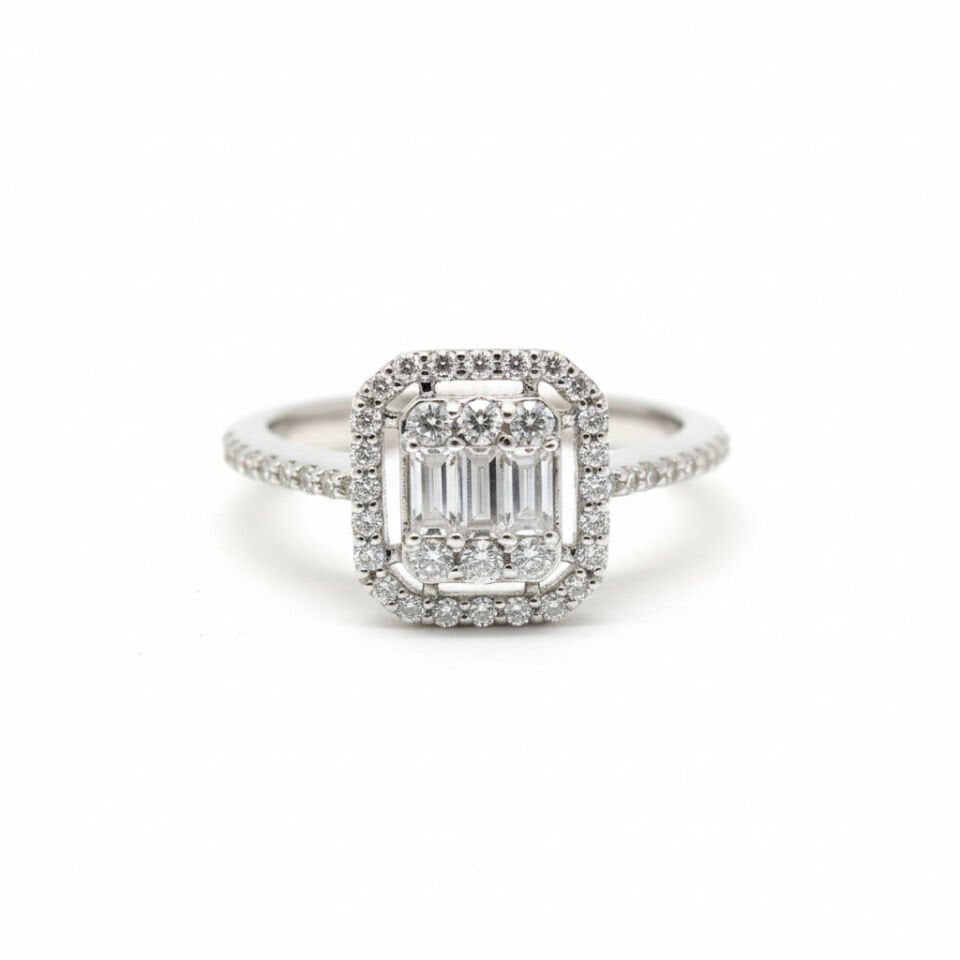 Art Deco Koleksiyonu: Emerald ve Baget Pırlanta Çerçeveli Beyaz Altın Modern Tasarım Yüzük.   -   PY0002718