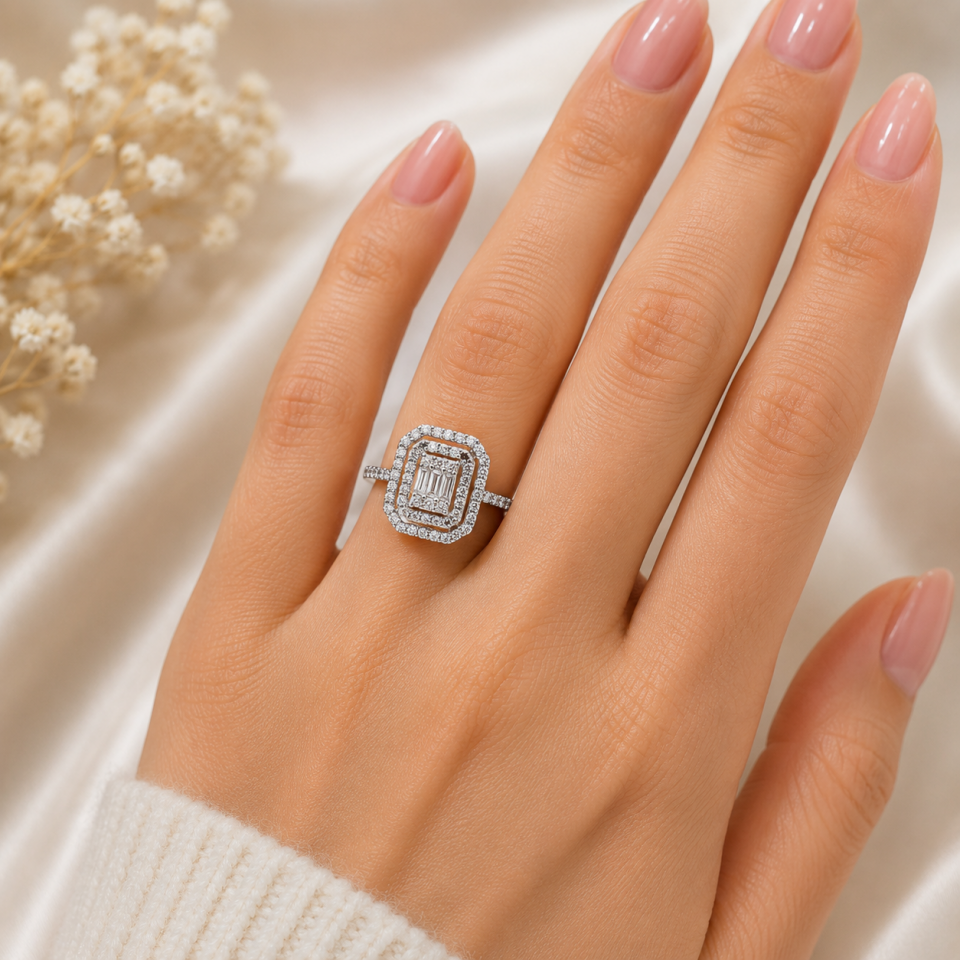 Emerald ve Baget Pırlanta Çerçeveli Modern Yüzük   -   PY0002721