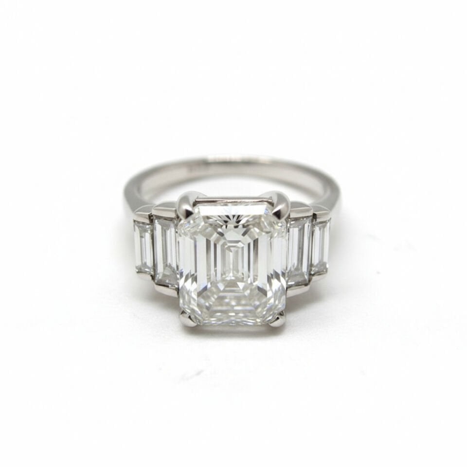 Baget Yan Taşlı Zümrüt Kesim Pırlanta Taşlı Beyaz Altın - Özel Tasarım Lüks Evlilik Teklifi Yüzüğü   -   PY0002742