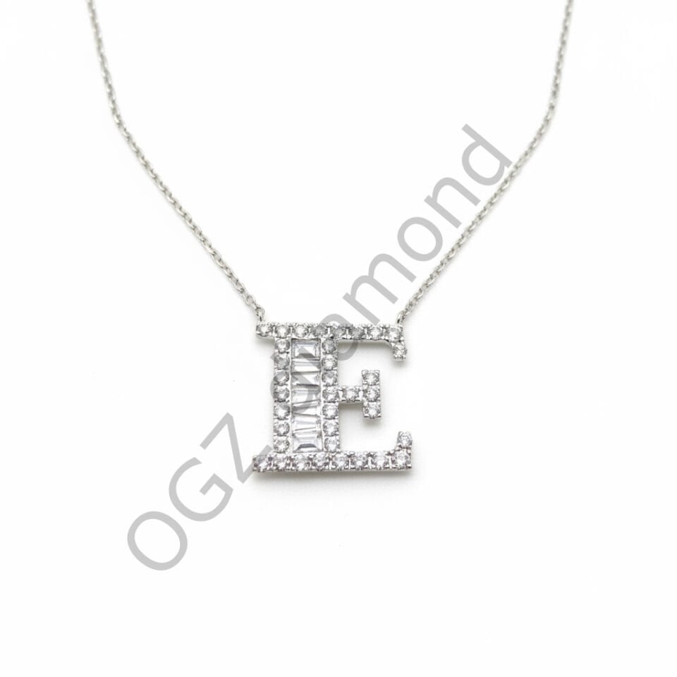 Pırlanta Baget ve Yuvarlak Taşlı İkonik E Harf Kolye   -   PG0001431